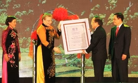 Une cérémonie d’accueil du certificat de reconnaissance du complexe paysager de Tràng An. Photo: VOV.