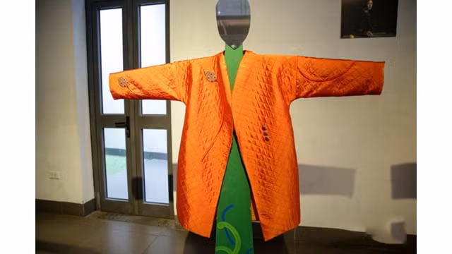 L'exposition des vestes ouatées pointées de la styliste Trinh Bich Thuy. Photo: Journal Tô Quôc