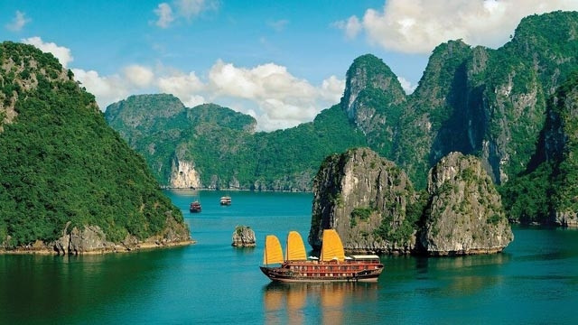 En 2019, la ville de Ha Long a mis en place le mouvement « Contre les déchets plastiques » dans les activités touristiques et de services de la baie de Ha Long. Photo : baoquocte.vn
