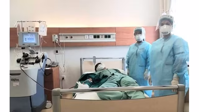  Les médecins travaillant à l'hôpital national des maladies tropicales sont les premiers à donner du plasma. Photo : Suc khoe&doi sông.