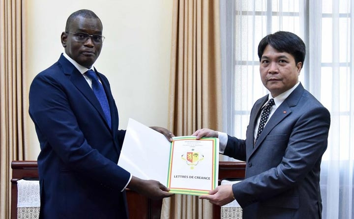 L’ambassadeur Nguyên Viêt Dung, directeur du Département du protocole d’État du Vietnam (à droite) et le nouvel ambassadeur du Sénégal au Vietnam, Abdoulaye Barro. Photo : BQT.