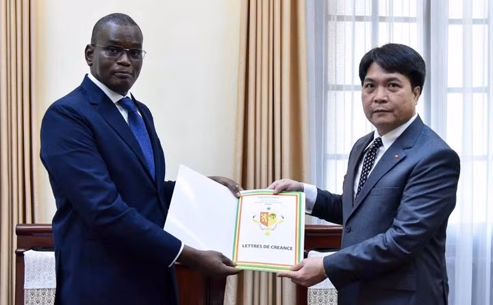L’ambassadeur Nguyên Viêt Dung, directeur du Département du protocole d’État du Vietnam (à droite) et le nouvel ambassadeur du Sénégal au Vietnam, Abdoulaye Barro. Photo : BQT.