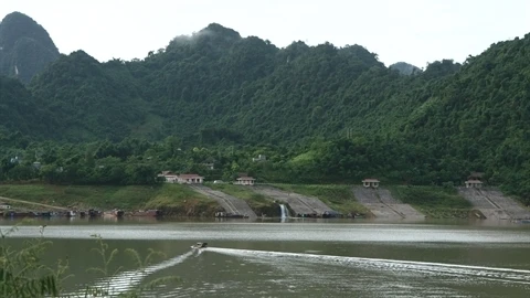 La zone touristique du lac de Hoa Binh, une destination prisée des touristes vietnamiens comme étrangers.Photo : CVN..