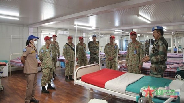 Une délégation de l'Hôpital de campagne de niveau 2 No 3 du Vietnam se rend à l'Hôpital de campagne de niveau 2 de l'Inde dans l'État de Malakal (Soudan du Sud). Photo : qdnd.vn