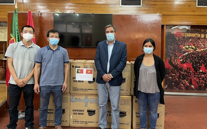 Les représentants du Journal Nhân Dân (le Peuple) en France ont fait don de 20 000 masques médicaux au Portugal. Photo : NDEL.