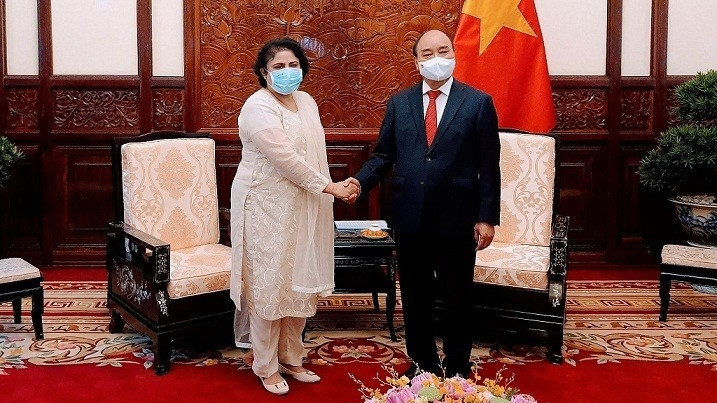 L’ambassadrice du Pakistan au Vietnam, Samina Mehtab (à gauche), présente ses lettres de créance au président vietnamien, Nguyên Xuân Phuc, le 16 juin 2021. Photo : DSQ Pakistan. 