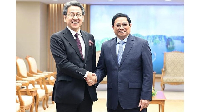 Le Premier ministre vietnamien, Pham Minh Chinh (à droite), et le président du Conseil d'administration de la Banque japonaise pour la coopération internationale (JBIC), Maeda Tadashi. Photo : VNA.