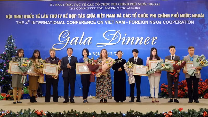 Des ONG étrangères à l’honneur pour leurs contributions exceptionnelles au développement socio-économique du Vietnam entre 2014 et 2018. Photo : thoidai.com.vn.