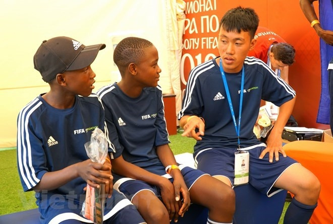 Hà Danh Du (premier, droite) et des amis étrangers avant leur compétition de football. Photo : VNA.