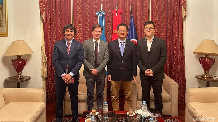La séance de travail entre les deux parties. Photo : baoquocte.vn