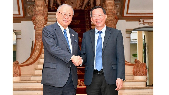 Le président du Comité populaire de Hô Chi Minh-Ville, Phan Van Mai (à droite) et le conseiller spécial de l’Alliance d’Amitié parlementaire Japon - Vietnam, Tsutomo Takebe. Photo : sggp.org.vn
