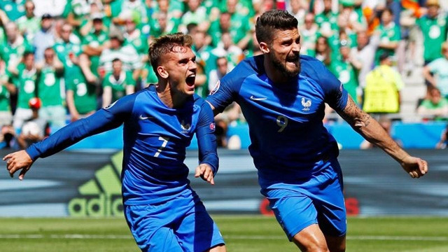 Antoine Griezmann (No7) et Olivier Giroud célèbrent le premier but du match. Photo: Reuters. 