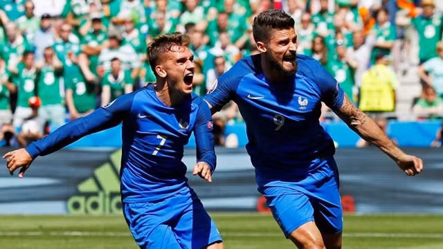 Antoine Griezmann (No7) et Olivier Giroud célèbrent le premier but du match. Photo: Reuters. 