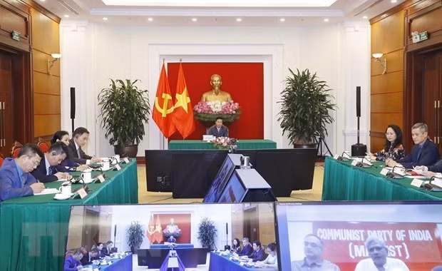Entretien entre le Permanent du Secrétariat du PCV, Vo Van Thuong, et le secrétaire général du CPI-M, Sitaram Yechury. Photo : VNA.