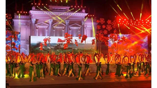 Le festival des fleurs de flamboyants rouges de la ville de Hai Phong. Photo : Journal Công thuong