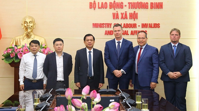 Les responsables du ministère vietnamien du Travail, des Invalides de guerre et des Affaires sociales et de la compagnie hongroise Prohuman. Photo : thoidai.com.vn.