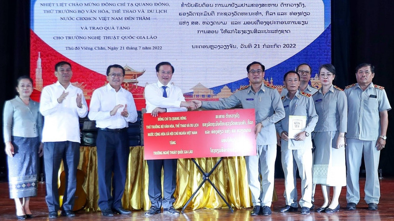 La cérémonie de remise des des dons pour la formation et l’interprétation à l’École nationale des Arts du Laos. Photo: Services des relations extérieures