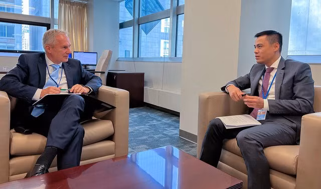 L'ambassadeur Dang Hoàng Giang (à droite) et le président de la 77e session de l’Assemblée générale des Nations Unies, Csaba Kőrösi. Photo : VNA.
