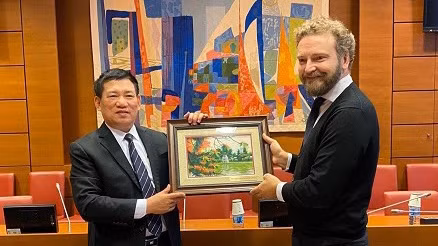 L'auditeur général de l'État, Ho Duc Phoc (gauche), et Vincent Bréhier, chef de la Division du contrôle et des études législatives de l’Assemblée nationale française. Photo: baokiemtoannhanuoc