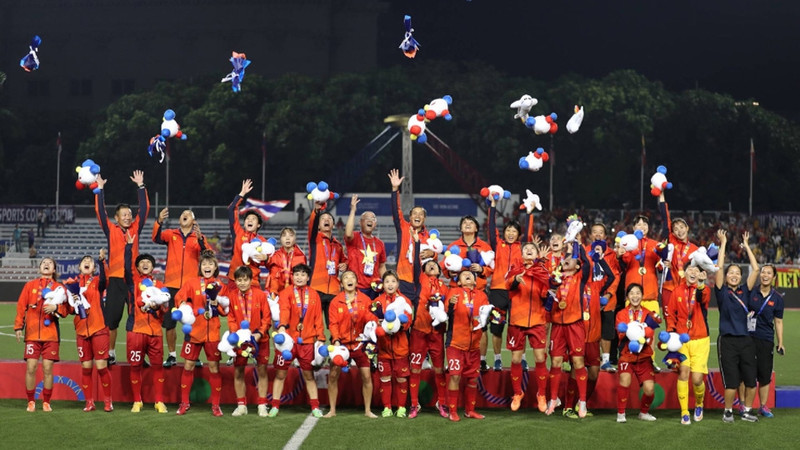 L'équipe féminine vietnamienne monte sur le trône aux SEA Games 30. Photo : baodautu.vn.