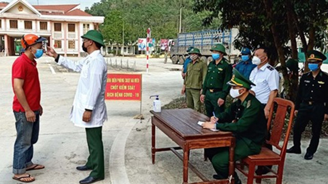 Contrôle de température à la porte-frontière de Na Mèo à Thanh Hoa (au Centre). Photo : VNA.
