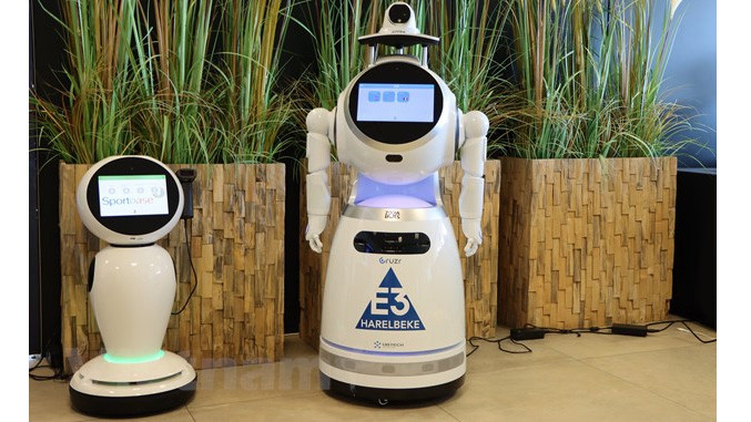 Deux robots de contrôle de température corporelle fabriqués par Zorabots. Photo : VNA.
