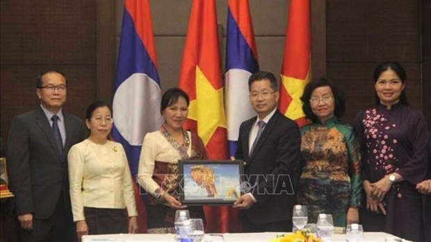 Des représentants de l'Union des femmes du Laos et du Comité du Parti de Da Nang. Photo: VNA