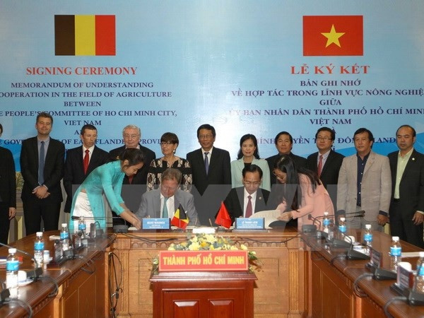 Cérémonie de signature du Mémorandum de coopération dans l'agriculture entre HCM-Ville et la province de Flandre-Orientale de Belgique. Photo: VNA. 