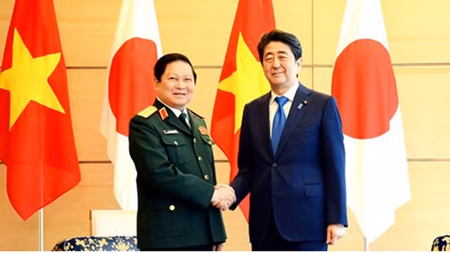 Le général Ngo Xuan Lich (gauche), secrétaire adjoint de la Commission militaire centrale, ministre vietnamien de la Défense et le Premier ministre japonais Shinzo Abe. Photo: VGP