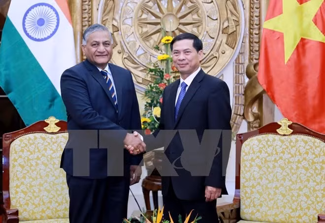 Le vice-ministre vietnamien des ​AE, Bùi Thanh Son​ (à droite), et ​le secrétaire d'État indien aux AE, Vijay Kumar Singh. Photo: VNA.