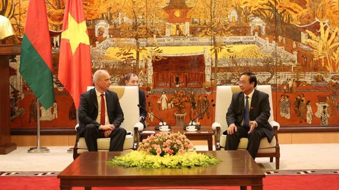 Le vice-président du Comité populaire de Hanoi Nguyên Thê Hùng (à droite) et le vice-ministre biélorusse des Affaires étrangères, Andrei Dapkumas. Photo : hanoimoi