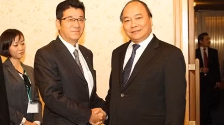Le vice-PM Nguyên Xuân Phuc (droite) à la rencontre avec Ichiro Matsui, gouverneur de la préfecture d'Osaka. Photo: Lê Son/VGP.