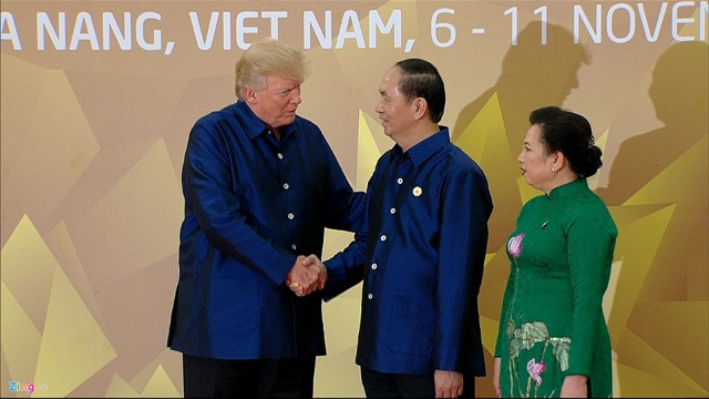 Le Président vietnamien Trân Dai Quang, son épouse et le Président américain, Donald Trump (à gauche) lors du diner de gala. Photo : baodongthap.vn.