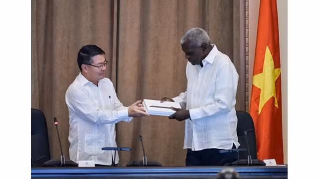 L’ambassadeur du Vietnam à Cuba, Lê Thanh Tùng (à gauche) remet symboliquement le don de l’Assemblée nationale du Vietnam au président de l’Assemblée nationale du Pouvoir populaire de Cuba, Esteban Lazo Hernández. Photo : granma.cu