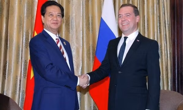 Le PM Nguyên Tân Dung (à gauche) et son homologue russe, Dmitri Medvedev (à droit). Photo: VNA.