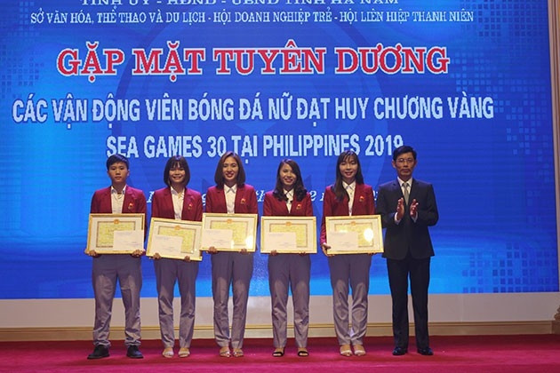 Les footballeuses vietnamiennes mises à l’honneur. Photo : NDEL.