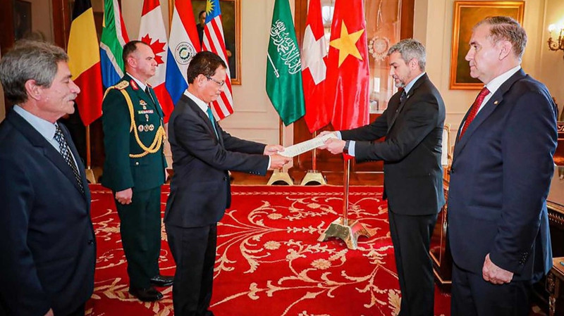 L’ambassadeur Duong Quoc Thanh présente ses lettres de créance au président du Paraguay. Photo: thoidai.com.vn
