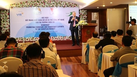 Colloque sur la «Promotion des exportations de meubles en bois et d'objets d'artisanat vers le marché européen», le 13 juin à Hô Chi Minh-Ville. Photo: CVN.