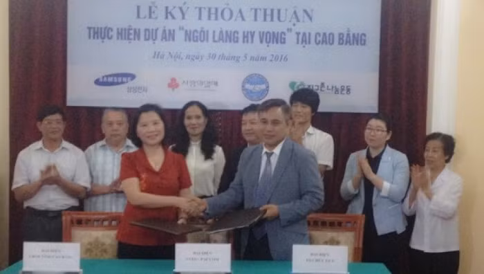 Cérémonie de signature de l'accord sur le projet «Village d’espoir». Photo: TGVN.