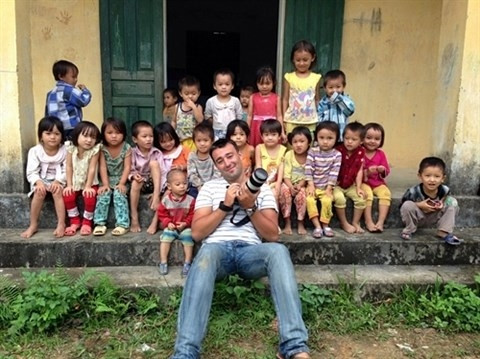 Le photographe Réhahn Croquevielle et des enfants rencontrés en montagne. Photo: VNE/CVN.