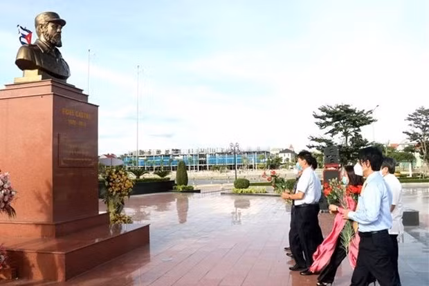 Une délégation de la province de Quang Tri vont offir des fleurs au statut du leader cubain Fidel Castro dans la parc portant leur nom. Photo : VNA.