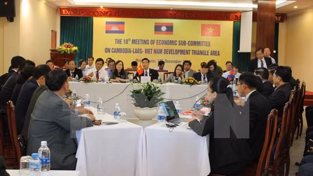 La 10e réunion des Sous-Comités économiques du Triangle de développement CLV), le 17 décembre, à Binh Phuoc (au Sud). Photo : VNA.