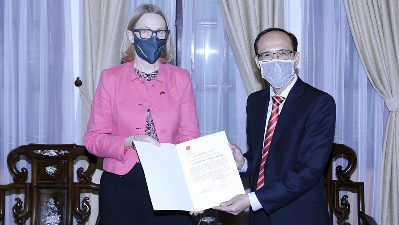 Le directeur adjoint du Département consulaire du ministère vietnamien des Affaires étrangères, Nguyên Hoàng Tùng (à gauche) et Sarah Leslie Lockhart Hooper, la nouvelle consule générale d’Australie à Hô Chi Minh-Ville. Photo: baoquocte.vn