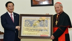 Président du Comité populaire de Hanoi, Nguyên Thê Thao (à gauche) et l'archevêque de Hanoi, Nguyên Van Nhon. Photo: hanoimoi.