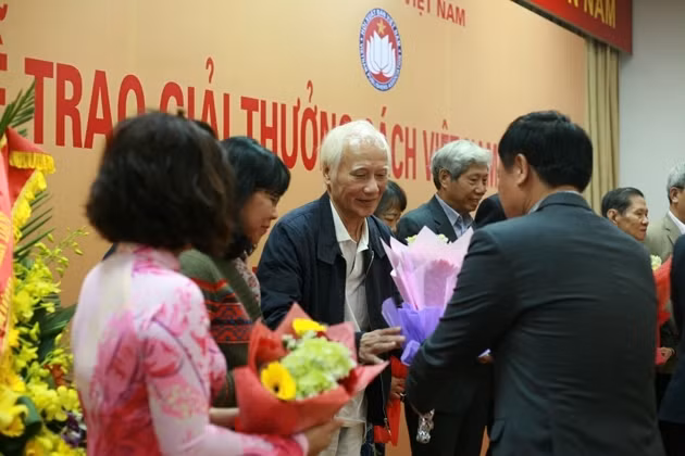 La cérémonie de remise des prix du Livre vietnamien 2016. Photo: NDEL.