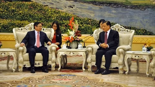 Pham Minh Chinh, secrétaire du CC du PCV et président de la Commission de l’Organisation du CC du PCV (à gauche), et Liu Yunshan, membre du Comité permanent du Bureau politique du CC du PCC et secrétaire du Secrétariat du CC du PCC. Photo: VOV.
