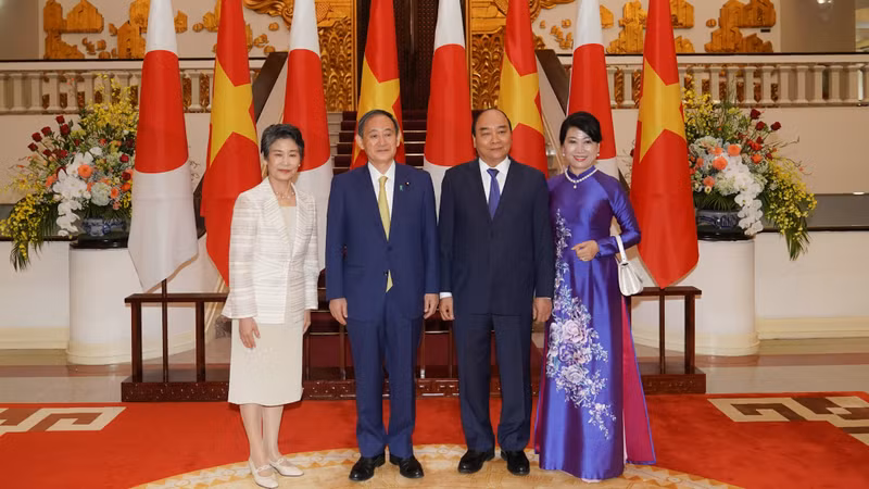 Le PM Nguyên Xuân Phuc et son épouse (à droite) et son homologue japonais Suga Yoshihide et son épouse en visite d’Etat en Indonésie. Photo: VGP.