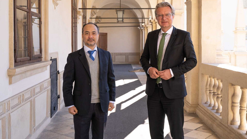 L’ambassadeur du Vietnam en Autriche, Nguyên Trung Kiên (à gauche) et Christopher Drexler, un responsable de la Styrie, chargé de la culture, de l’Europe, des sports et des ressources humaines. Photo: Land Steiermark