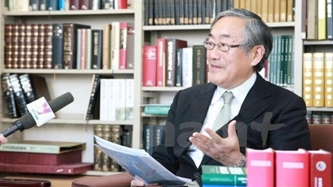 Le Pr-Dr Furuta Motoo au micro de l'Agence Vietnamienne d'Information à Tokyo. Photo: VNA.