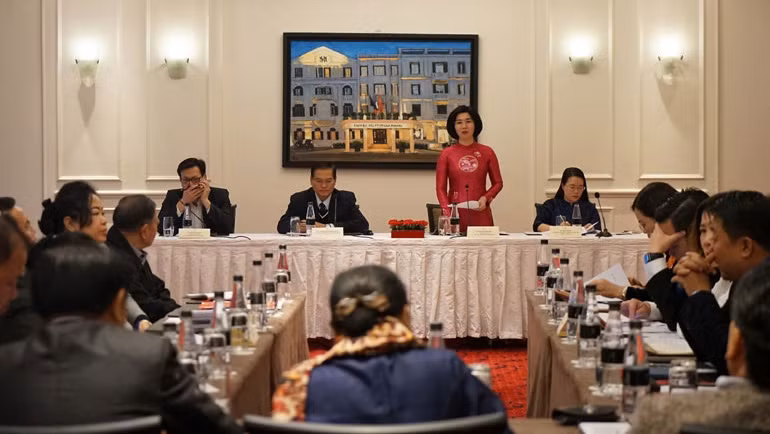 Séance de travail entre la vice-présidente du Conseil populaire de la ville de Hanoi, Phùng Thi Hông Hà, et la délégation du Comité central du Front laotien pour la construction nationale. Photo : hanoimoi.com.vn.